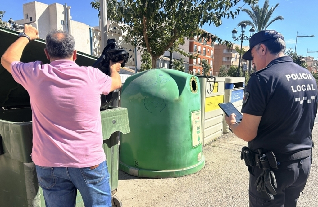 La Polic�a Local interpone once denuncias en dos semanas por tirar la basura fuera de hora o del contenedor
